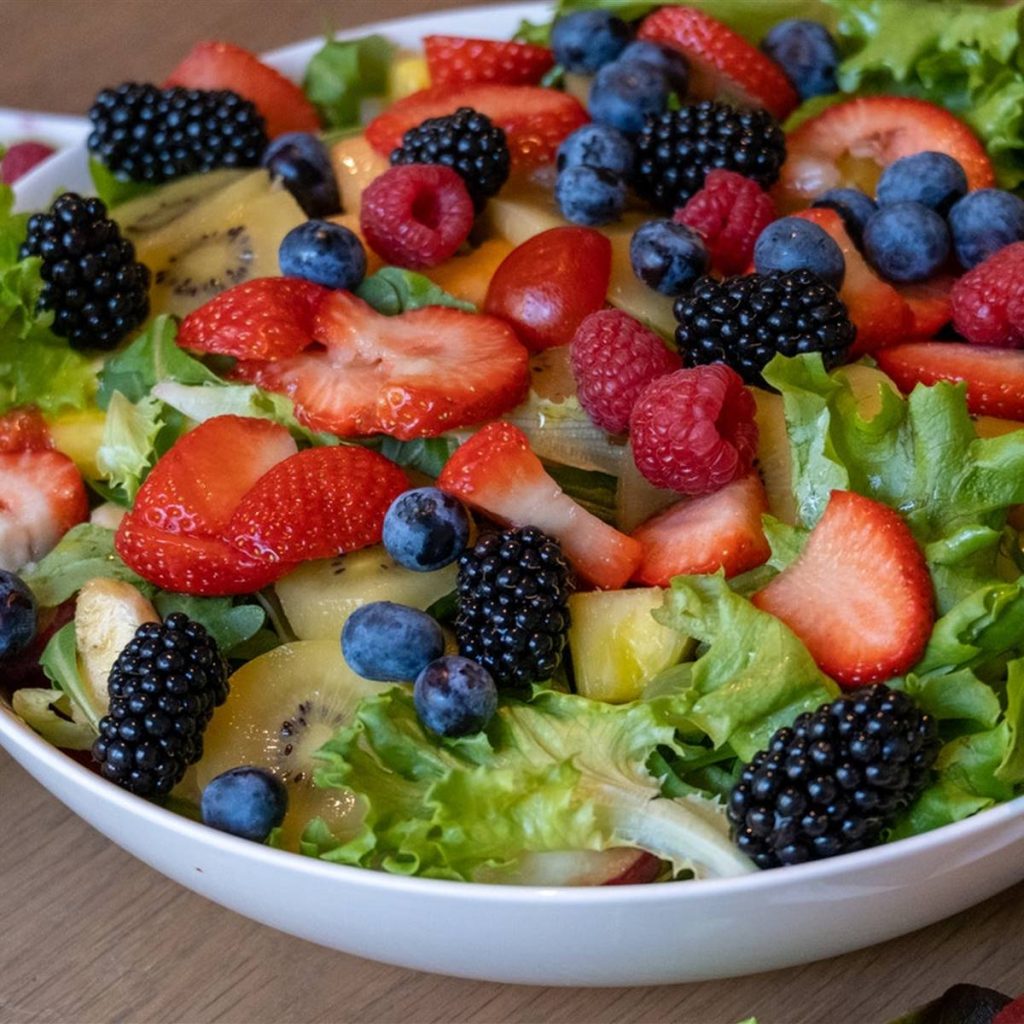 How to prepare and dress a salad with irresistible fruits